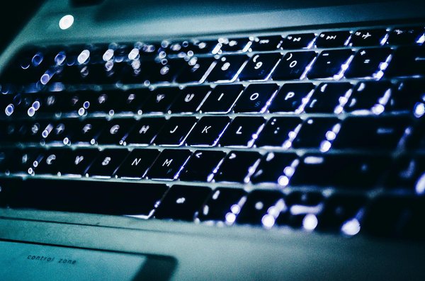 Quels sont les avantages des claviers rétroéclairés pour une utilisation de nuit ?